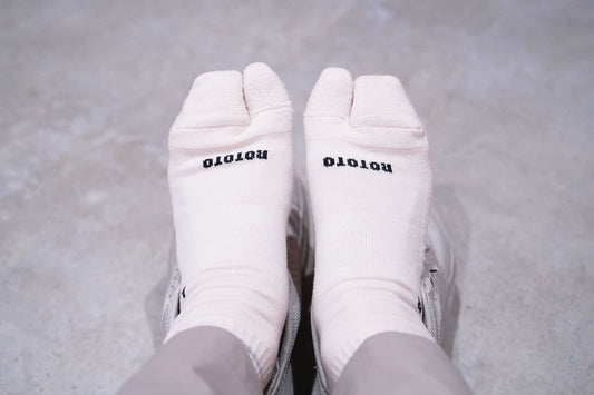 ROTOTO "ALLROUNDER Merino Tabi" | 快適に歩くお供に使えるタビ型のソックス