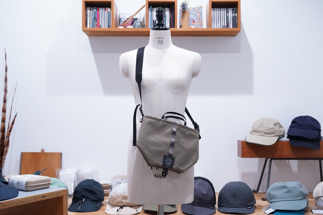 RawLow Mountain Works "Tabitibi Tote" | ハイキングにも日常にもマチを広げて自由に使えるショルダーバッグ