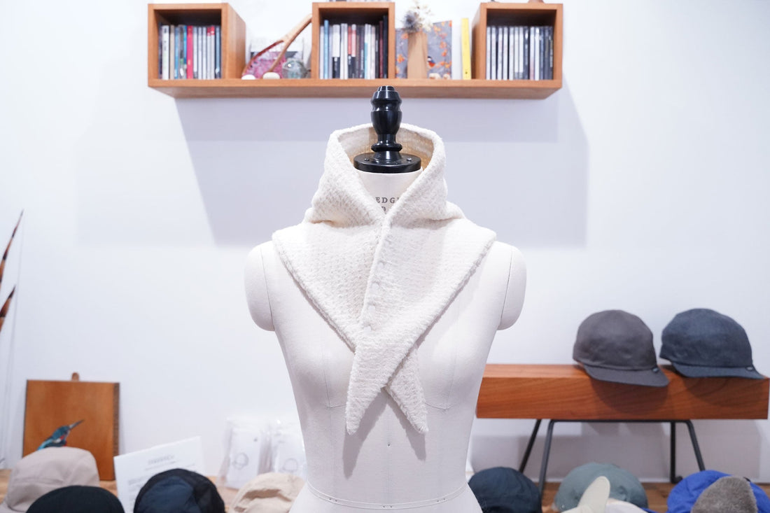 halo commodity "Alpha Stole" | 高品質フリースを採用した三角形のストール