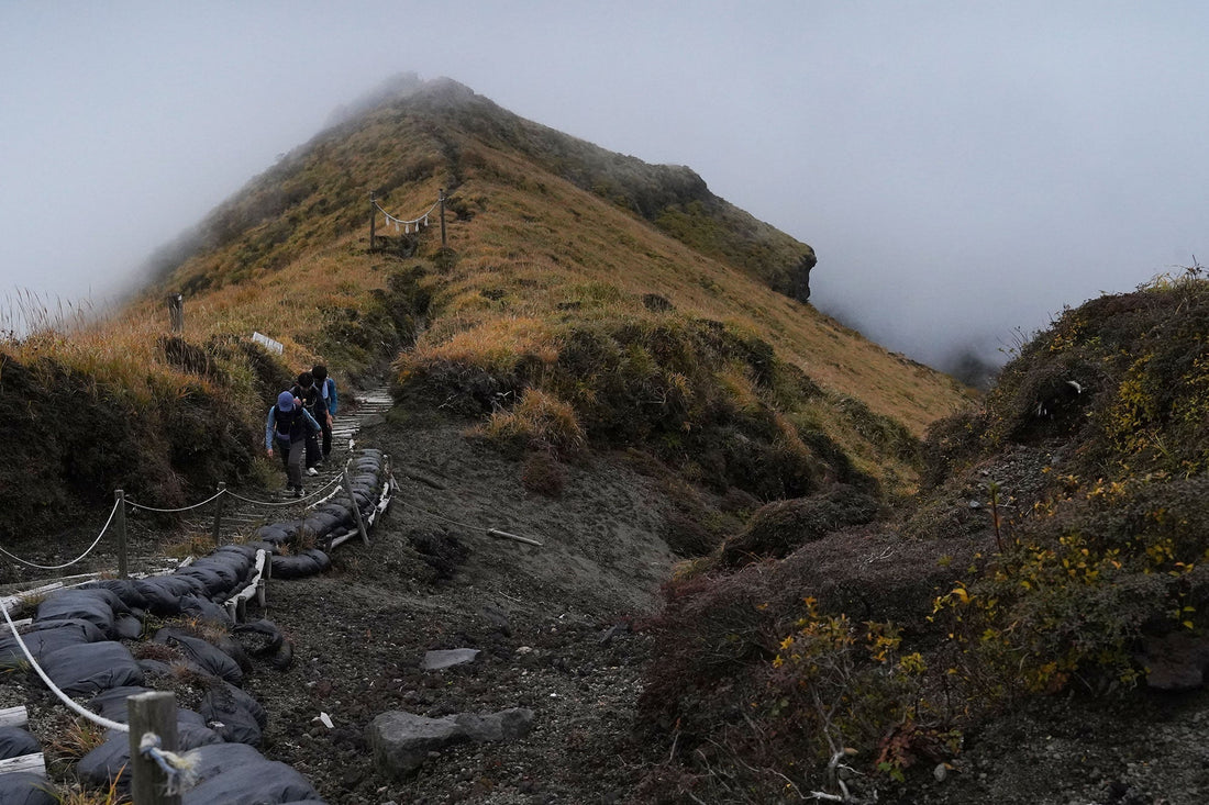 高千穂峰・矢岳(霧島山系)を歩く | お客さまと天孫降臨コースから紅葉の高千穂河原へ