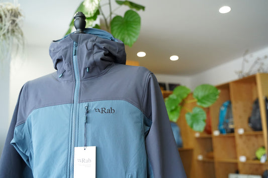 Rab "Men's Scimitar Jacket" | 冬のアクティブな行動のお供に最適なソフトシェル